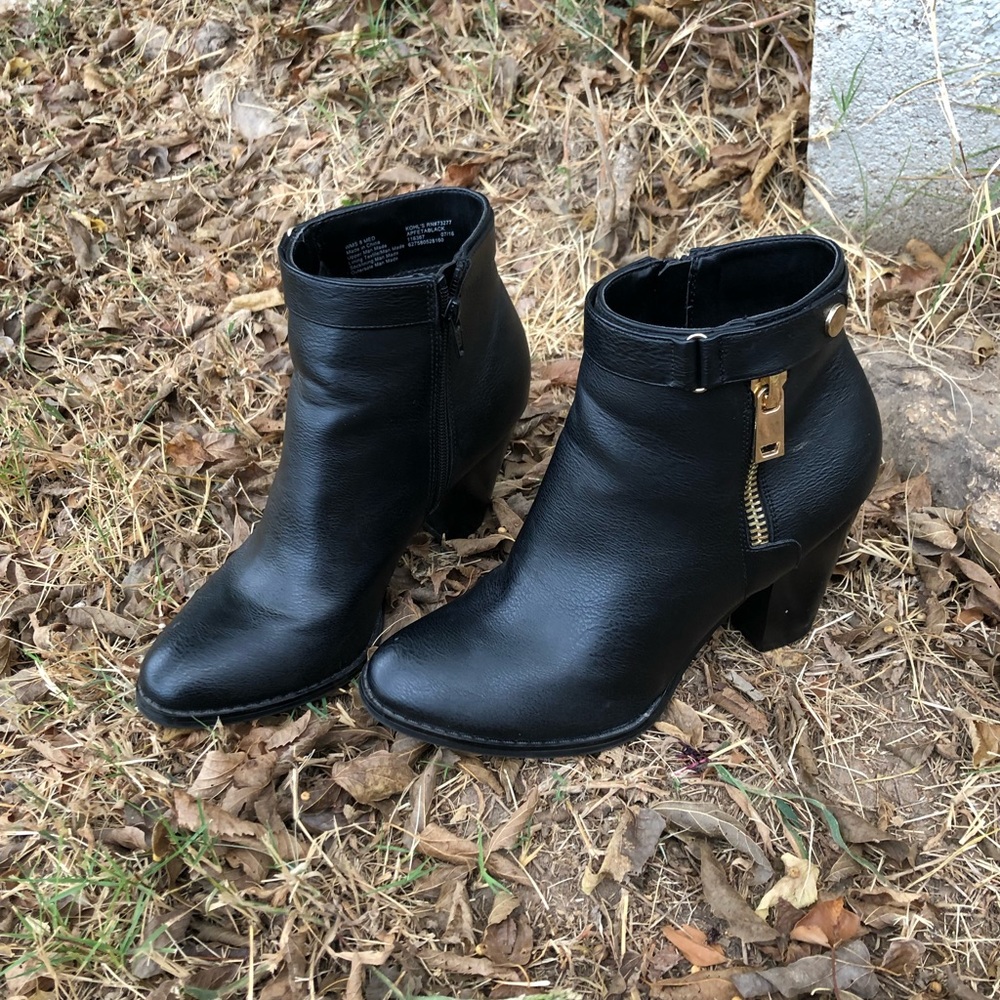 Ankle booties with gold details ⚜️